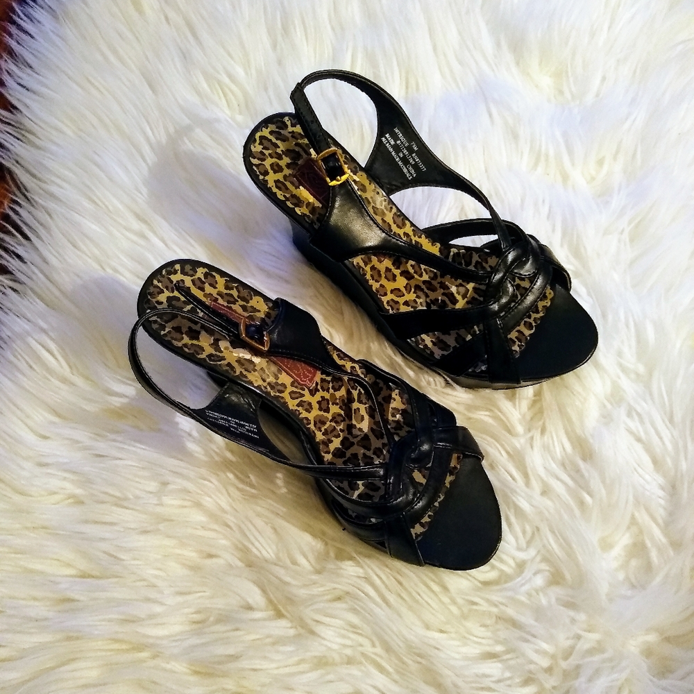 Hot Kiss Black Wedges